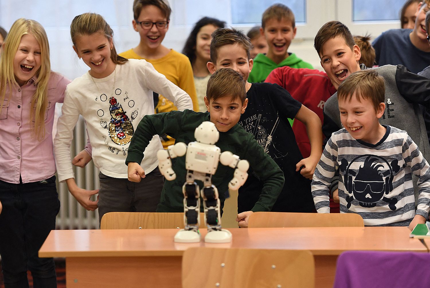 HUNGARY-ROBOT-POLICE-EDUCATION - Startlap Nevető iskolások egy osztályteremben egy robottal.
