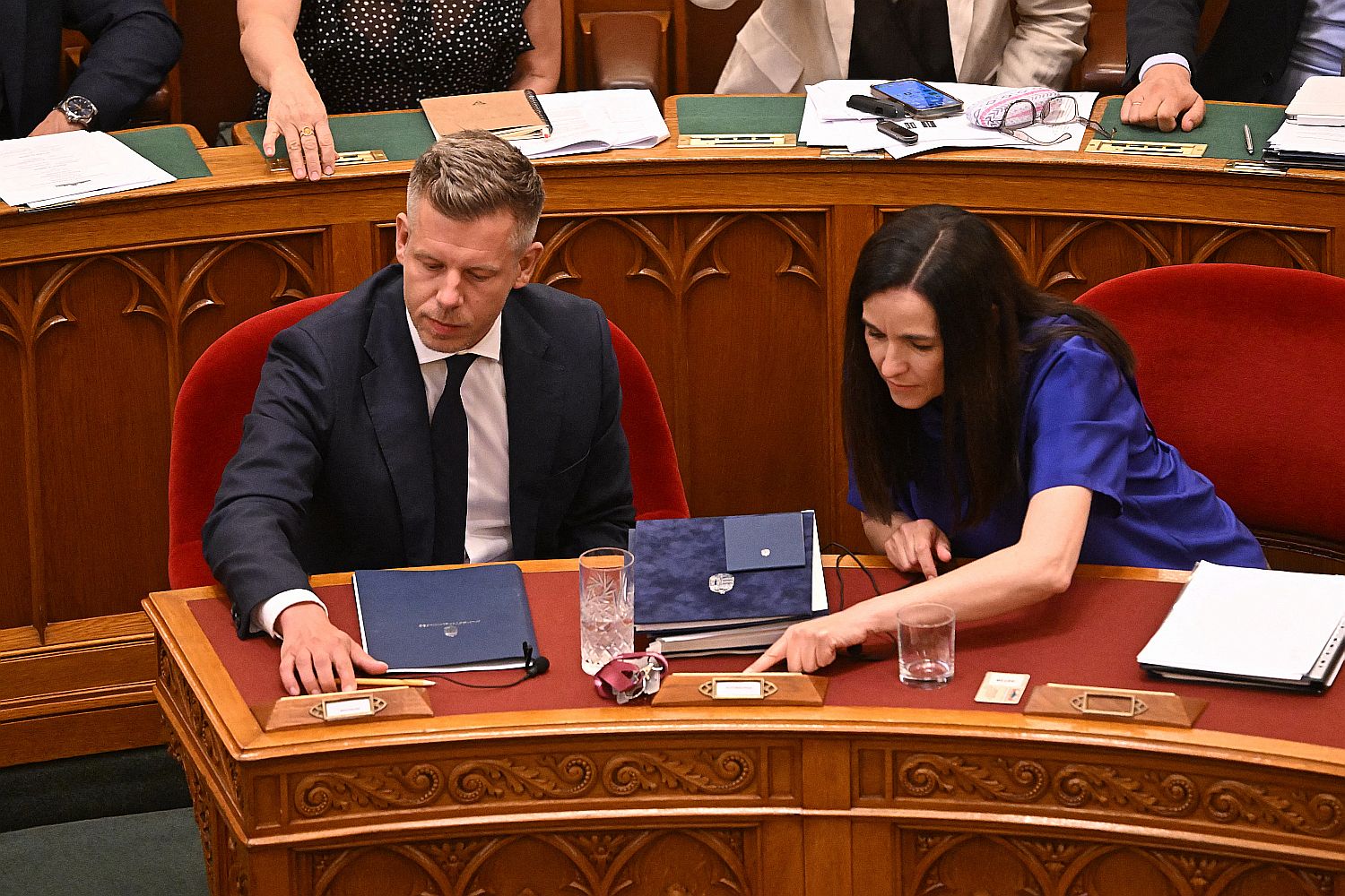 HUNGARY-POLITICS-PARLIAMENT-CONSTITUTION - Startlap Magyar Péter és Orbán Anita szavaznak a parlamentben.
