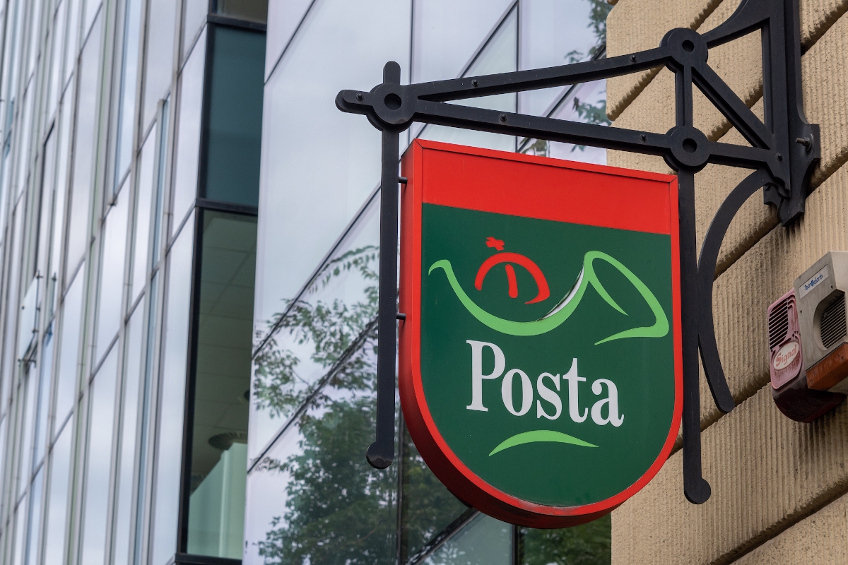 magyar_posta_ceger_ - Startlap A Magyar Posta kürtös logója egy hivatalának utcai frontján