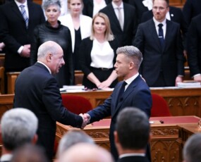 képcím