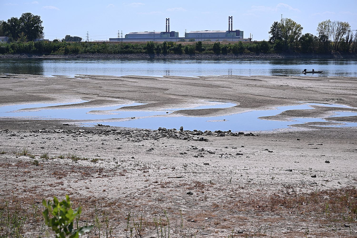 HUNGARY-CLIMATE-ENERGY-NUCLEAR-WEATHER - Startlap Az apadó Duna Paksnál.