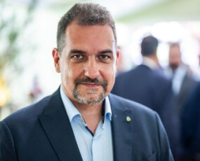 képcím