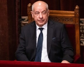 képcím