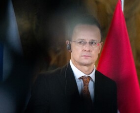 képcím