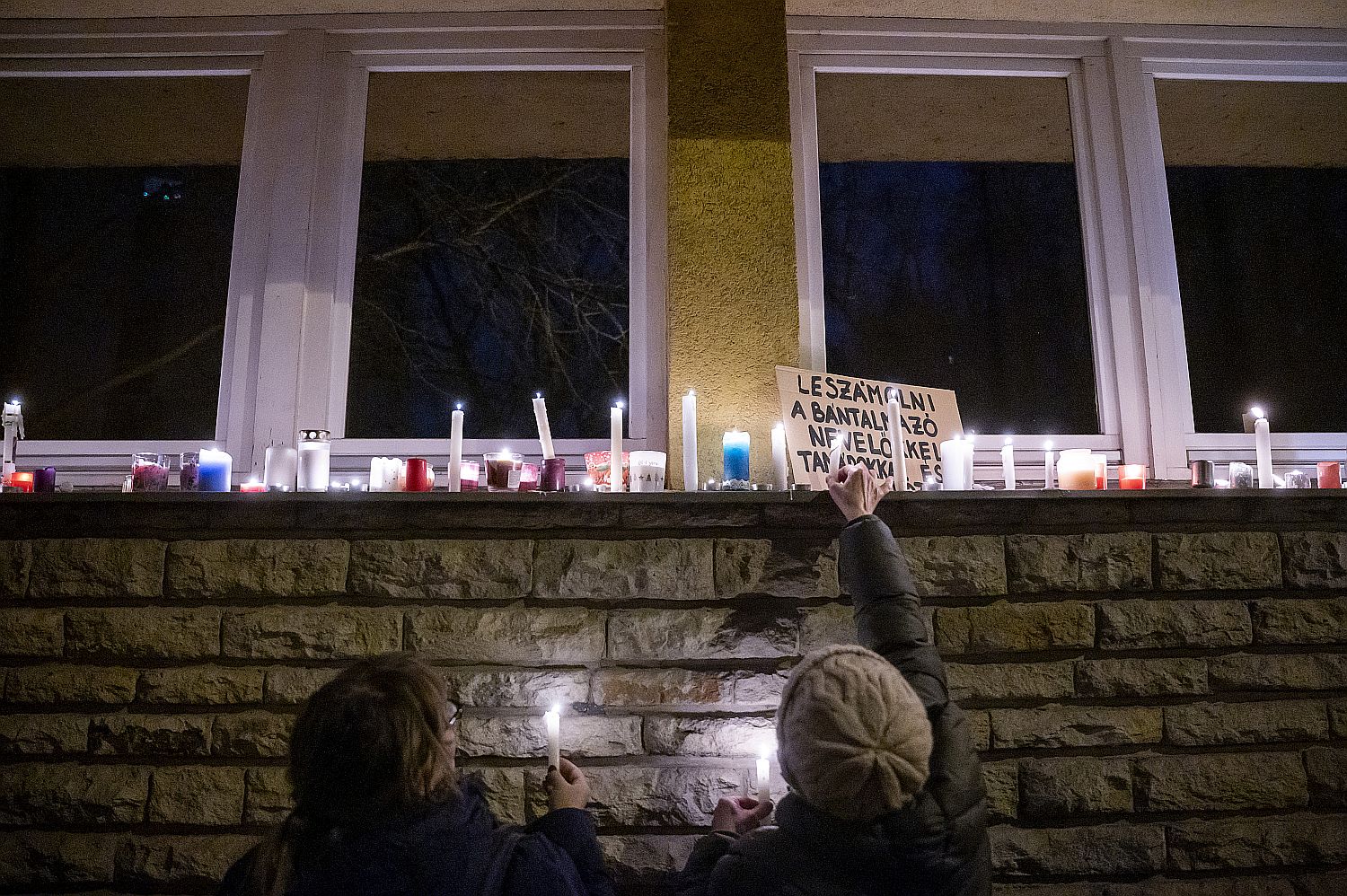 Néma demonstrációt tartottak a budapesti Szõlõ utcai javít - Startlap Résztvevők a Polgári Ellenállás demonstrációján a budapesti Szőlő utcai javítóintézet előtt 2025. december 14-én.