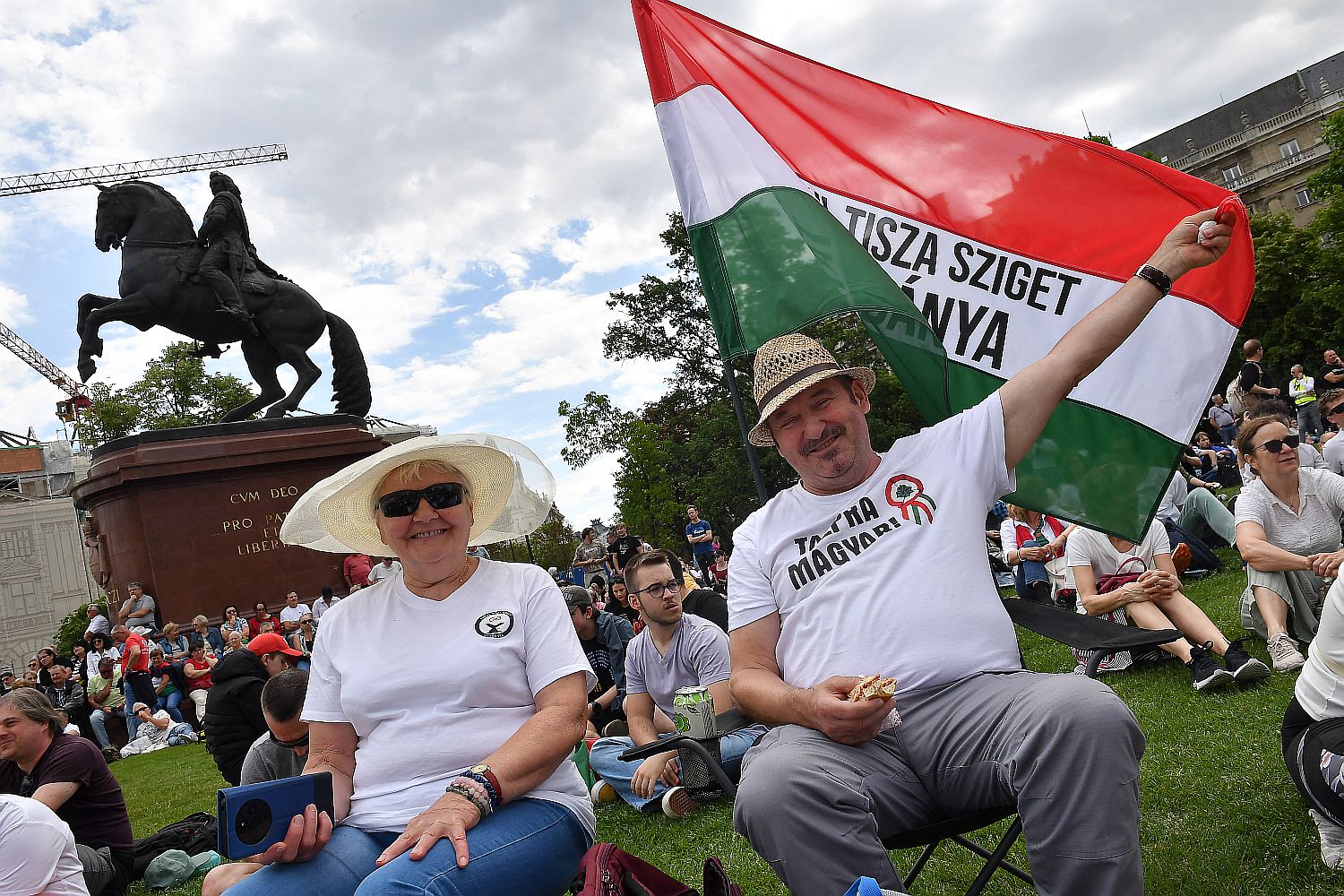 HUNGARY-POLITICS-PARLIAMENT - Startlap A Tisza Párt szimpatizánsai egy kültéri rendezvényen magyar zászlóval.