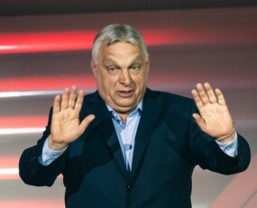 képcím