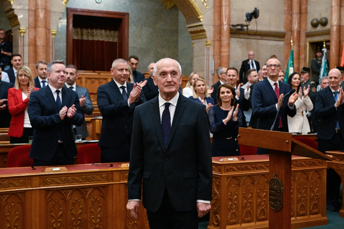 Baka András köztársasági elnök a parlamentben, nem sokkal kinevezése után