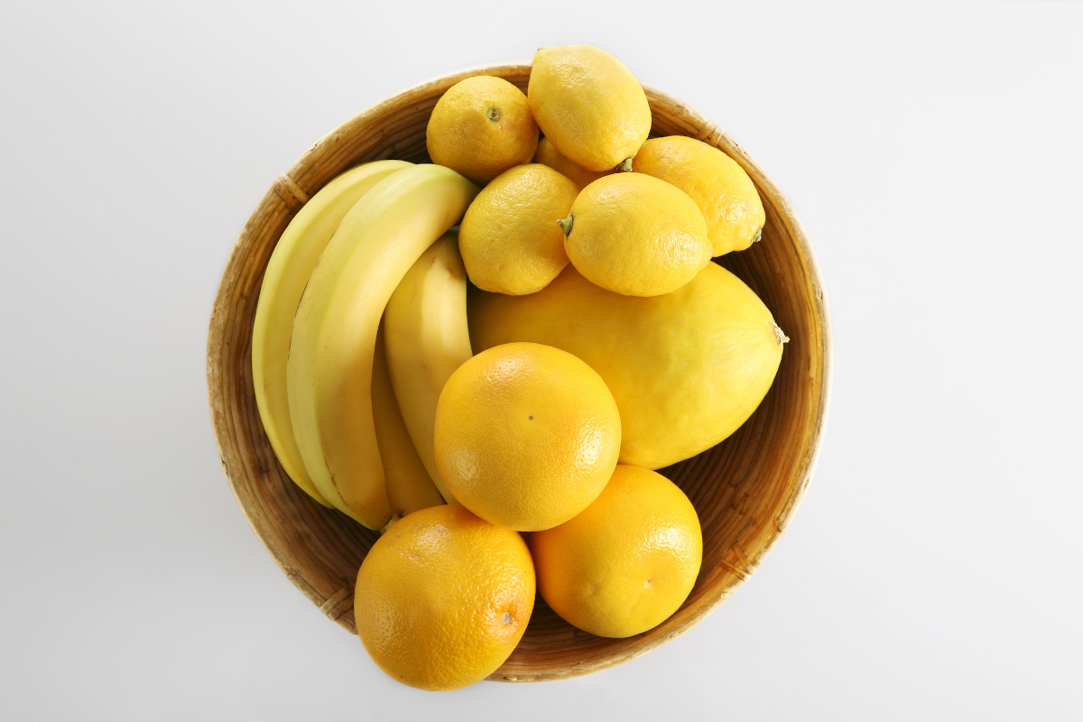 yellow fruit basket - Startlap Egy kosár tele citrommal és banánnal.
