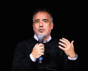 képcím