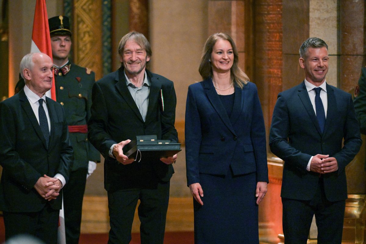 Cserhalmi György, a nemzet színésze, Kossuth- és Balázs Béla-díjas színművész, érdemes művész, a Magyar Művészeti Akadémia rendes tagja (b2), miután átvette a Magyar Érdemrend nagykeresztje polgári tagozat kitüntetést Baka András köztársasági elnöktől (b), Magyar Péter miniszterelnöktől (j) és Forsthoffer Ágnestől, az Országgyűlés elnökétől (j2) az állami kitüntetések átadásán az államalapítás és Szent István király ünnepén az Országház kupolacsarnokában 2026. augusztus 20-án.