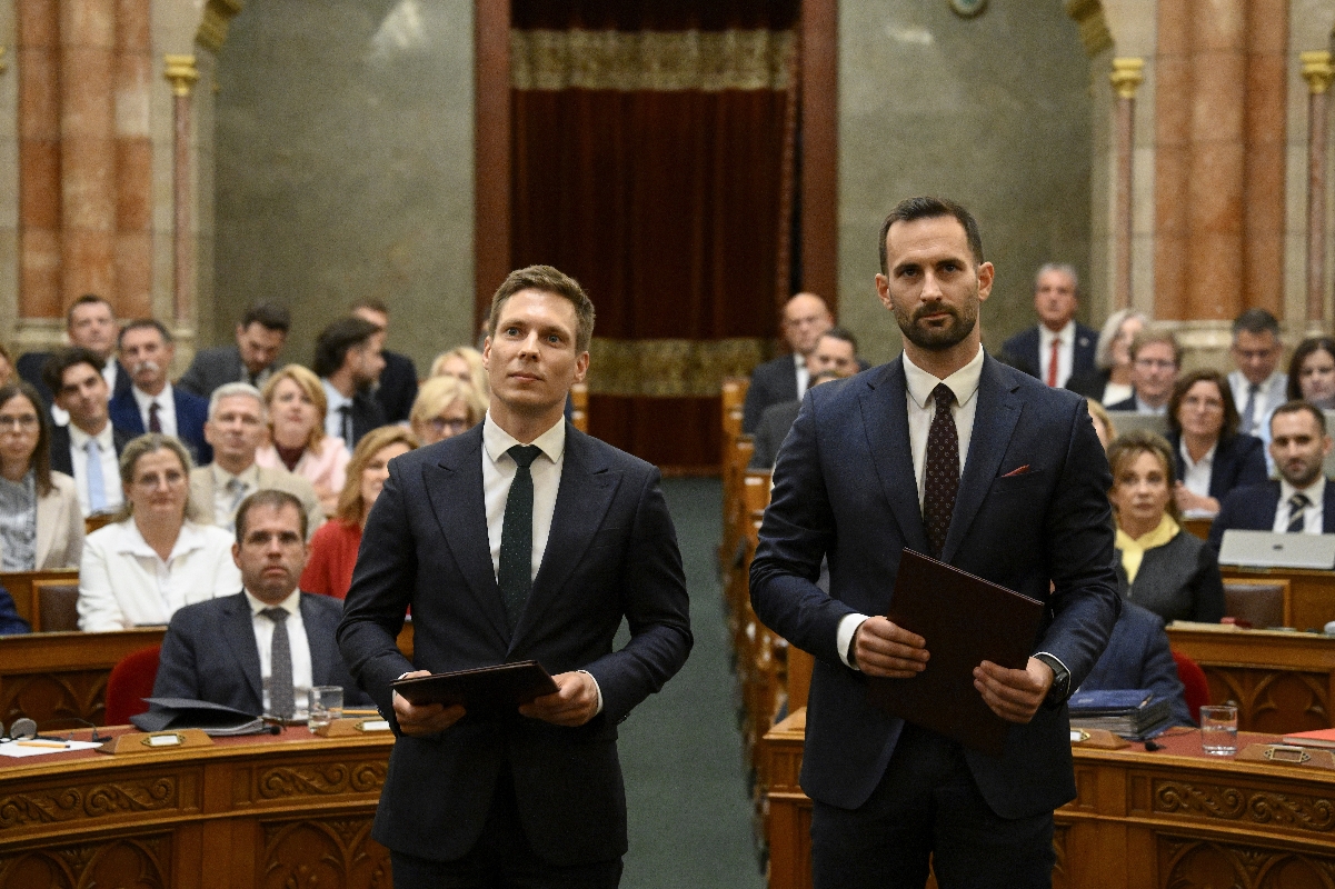Hortay Olivér (b) és Palóc André, a Fidesz új képviselői leteszik esküjüket az Országgyűlés rendkívüli ülésén 2026. augusztus 10-én.