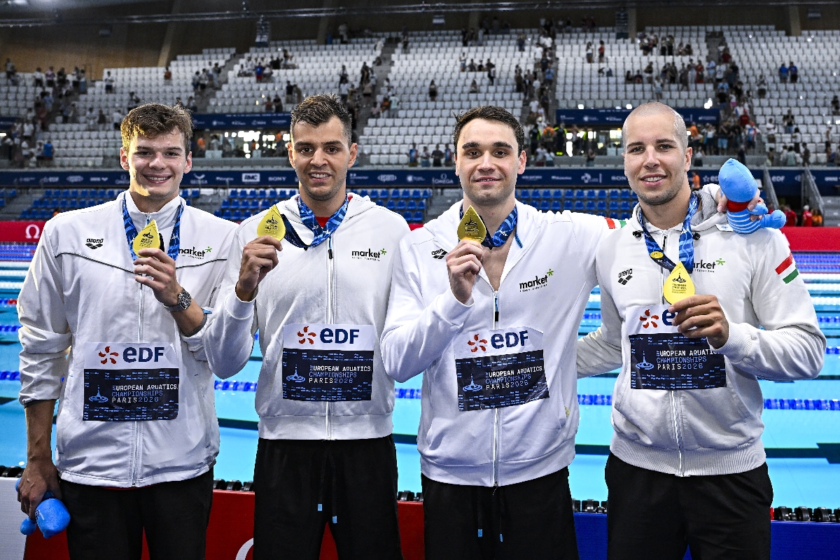 Az aranyérmes Kós Hubert, Németh Nándor, Milák Kristóf és Szabó Szebasztián (b-j) a férfi 4x100 méteres gyorsváltó eredményhirdetése után a párizsi vizes Európa-bajnokságon az olimpiai vizesközpontban 2026. augusztus 13-án.