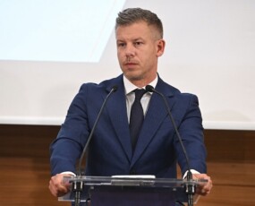 képcím
