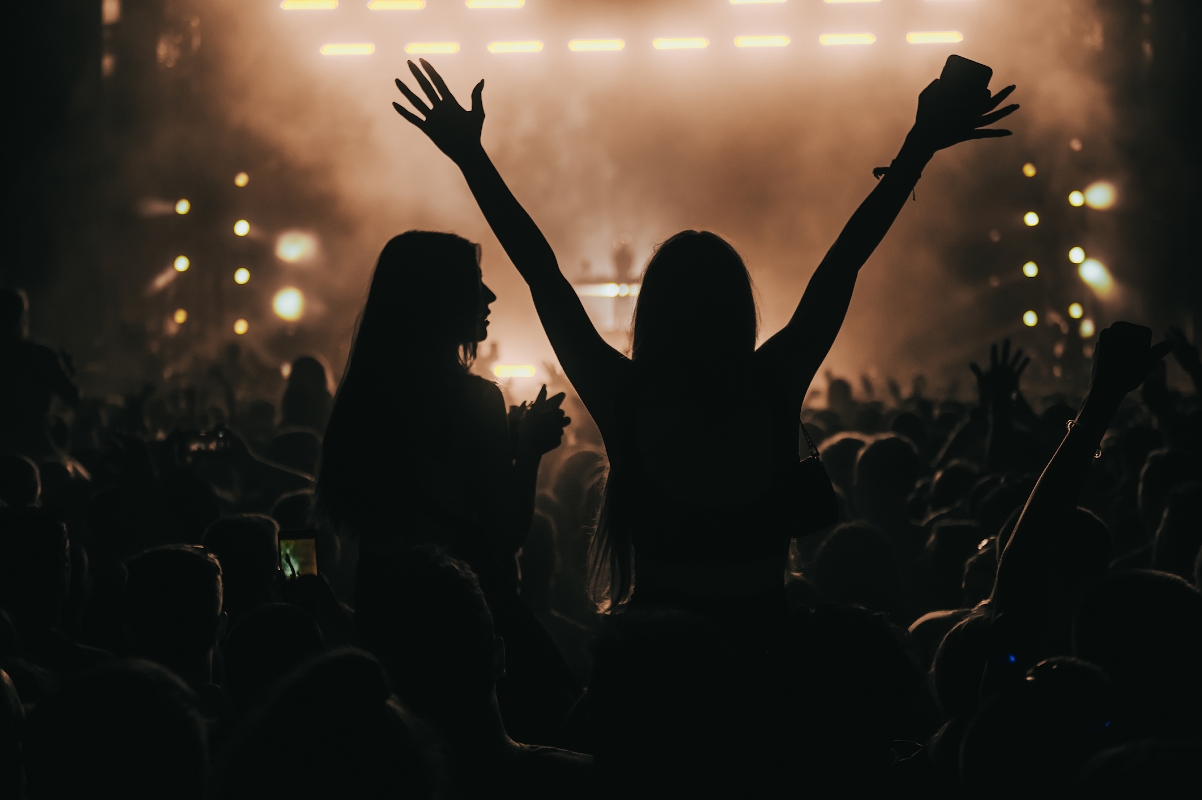 no_koncert_ - Startlap Egy koncerten csápol egy fiatal nő