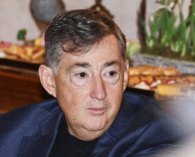 képcím