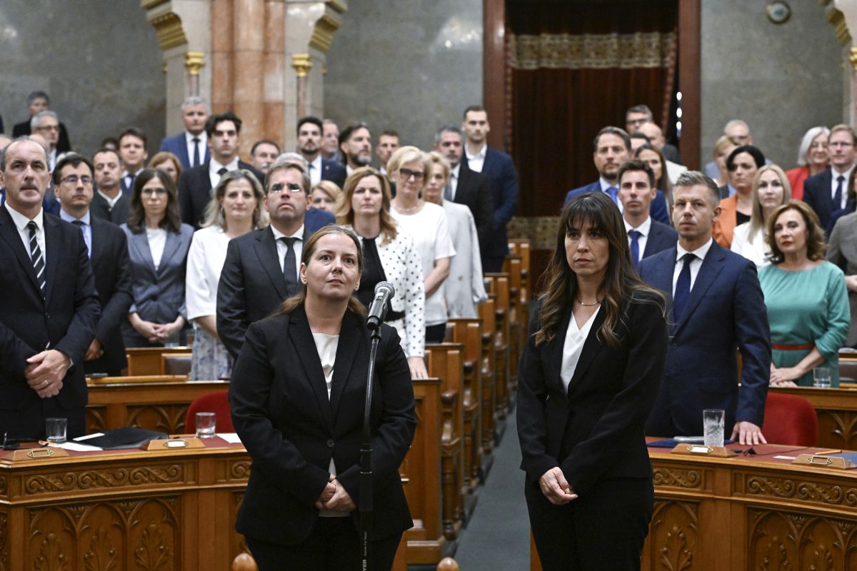A Nemzeti Vagyonvisszaszerzési és Vagyonvédelmi Hivatal (NVVH) elnökének megválasztott Unger Anna Róza politológus, az Eötvös Loránd Tudományegyetem Társadalomtudományi Karának docense (b) és a hivatal nyomozati elnökhelyettesének megválasztott Tasnády Katalin, a Központi Nyomozó Főügyészség ügyésze leteszi esküjét az Országgyűlés rendkívüli ülésén 2026. augusztus 28-án.