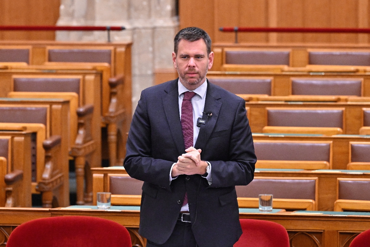 Vitézy Dávid közlekedési és beruházási miniszter azonnali kérdésre válaszol az Országgyűlés rendkívüli ülésén 2026. július 27-én.
