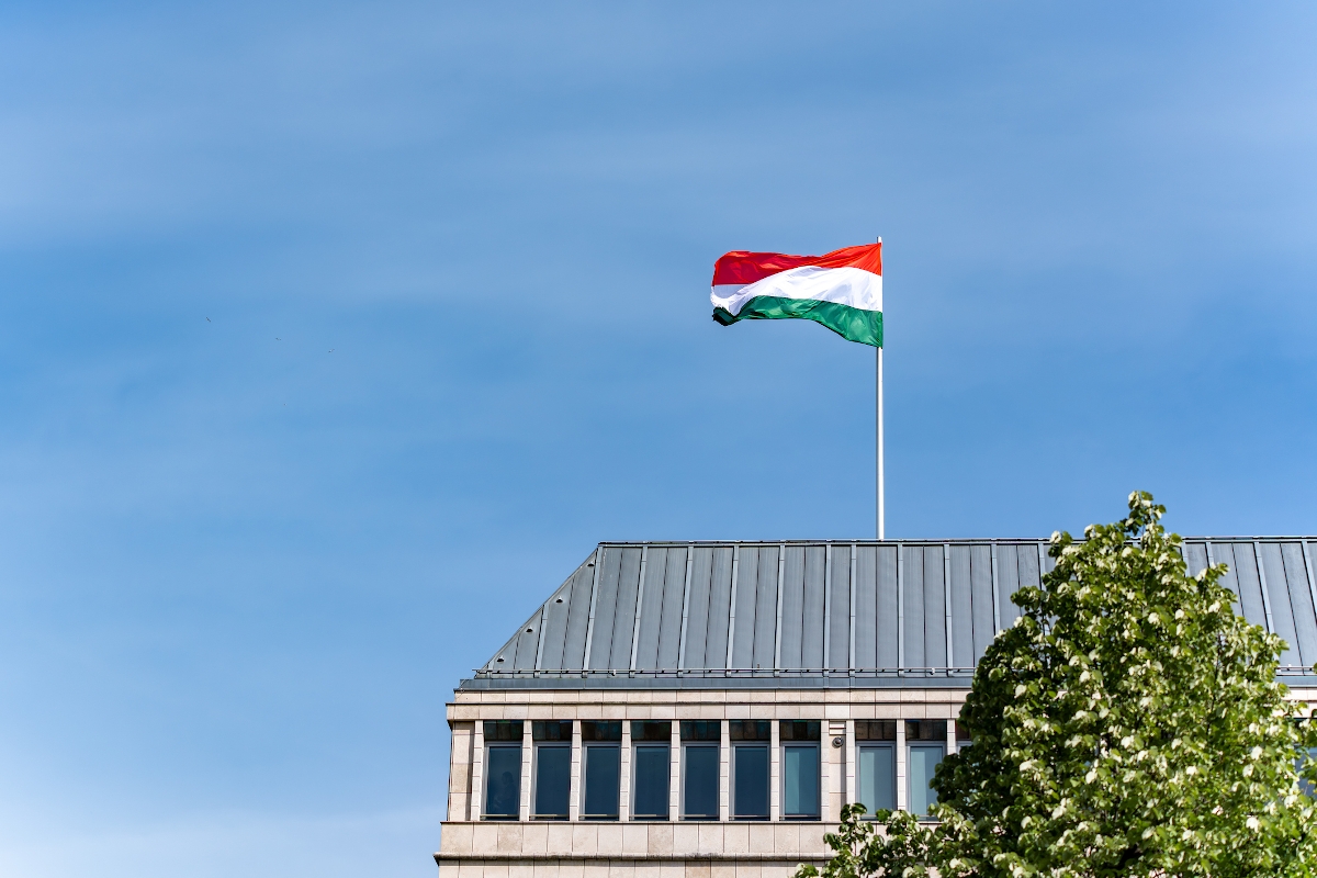 Magyar zászló a berlini nagykövetség épületén.