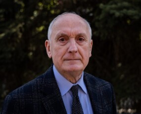 képcím