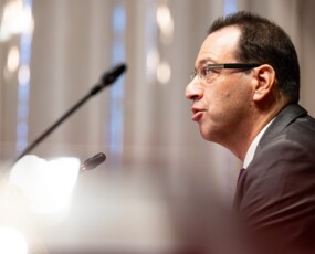 képcím