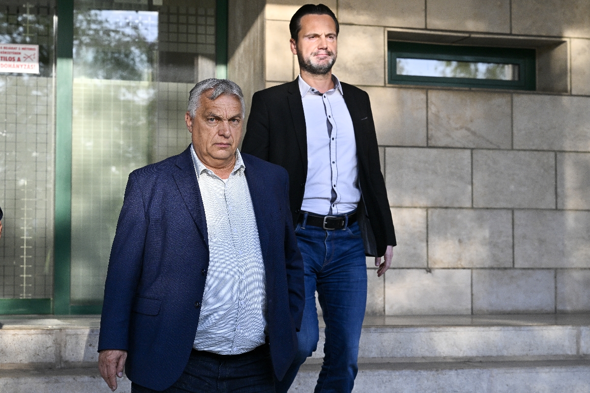 orban_havas4 - Startlap Orbán Viktor, a Fidesz elnöke (b) és Havasi Bertalan, a Fidesz kommunikációs igazgatója távozik a párt parlamenti frakciójának üléséről a Képviselõi Irodaházból 2026. július 21-én.