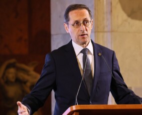 képcím