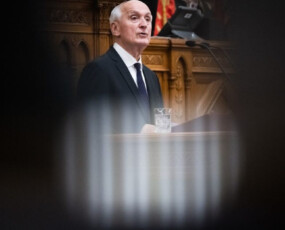 képcím