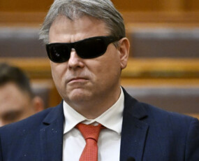 képcím
