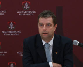 képcím