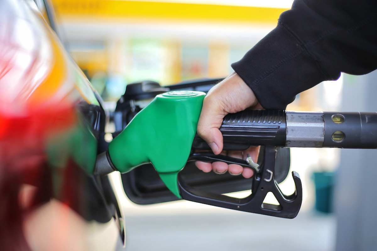 tankolas_benzinkut_auto_ - Startlap Egy férfi a benzinkúton tankolja az autóját