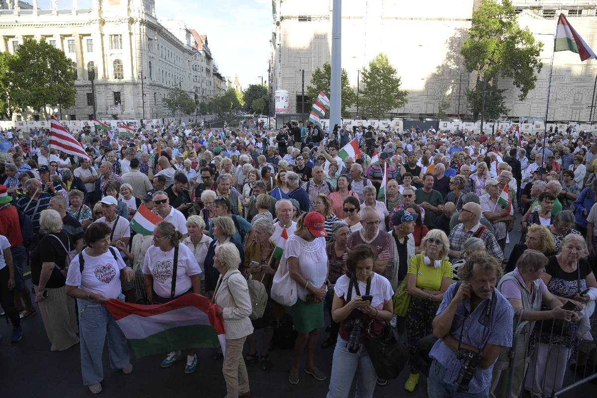 Ne féljetek 20 címmel kormányellenes tüntetés a Kossuth t - Startlap A Ne féljetek! 2.0 címmel tartott kormányellenes tüntetés Budapesten a Kossuth téren 2026. szeptember 5-én.
