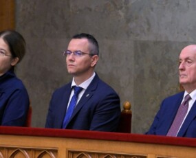 képcím