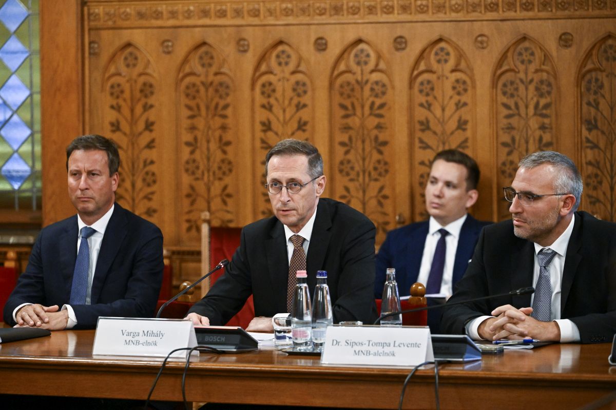 Varga Mihály, a Magyar Nemzeti Bank (MNB) elnöke (k) az Országgyűlés gazdasági és energetikai bizottságának ülésén