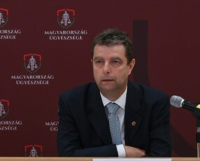 képcím
