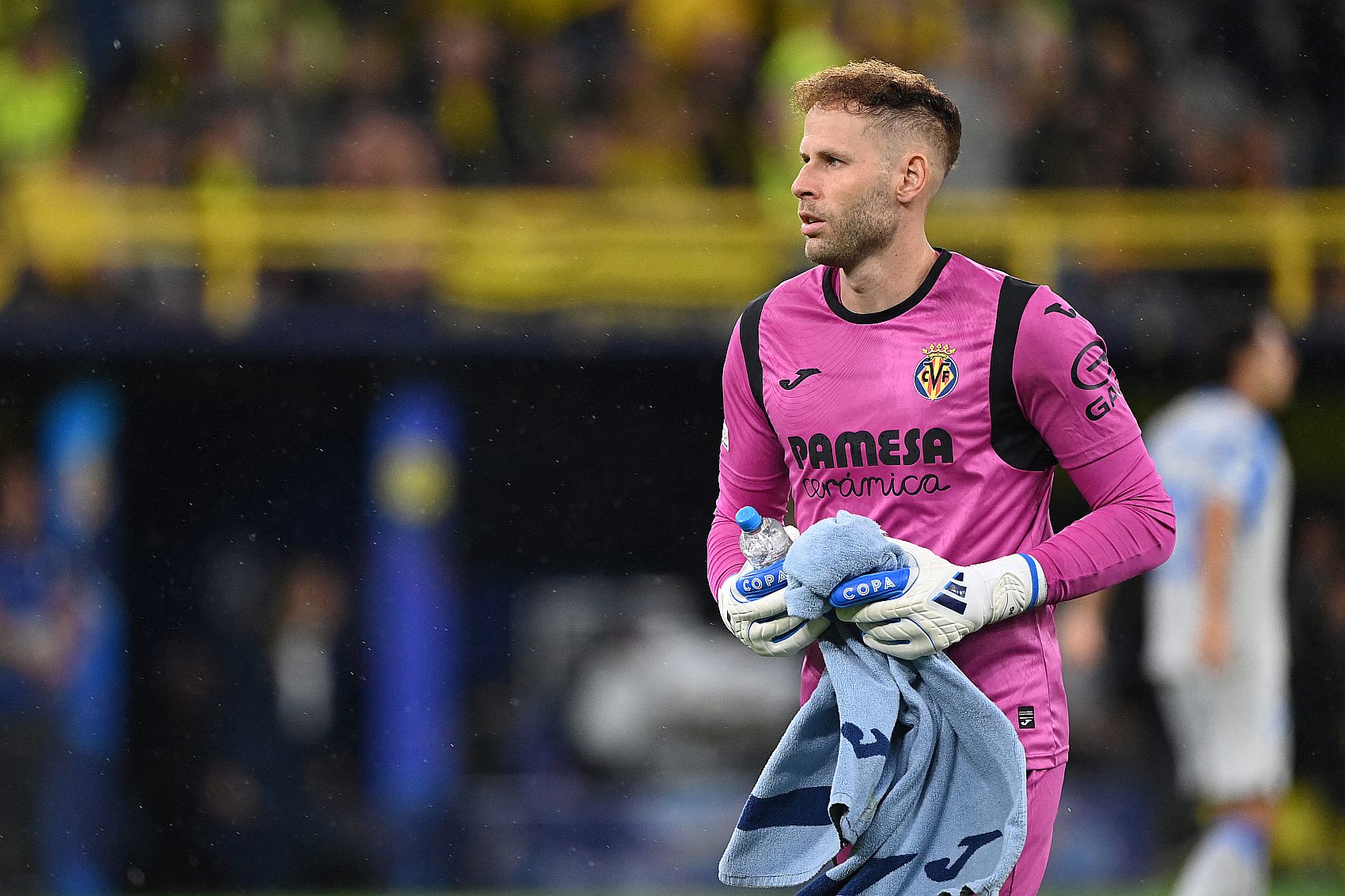 Football Champions League Borussia Dortmund - FC Villarreal 3-2 - Startlap Gulácsi Péter Villareal-mezben a futballpályán törölközővel a kezében