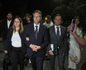 képcím