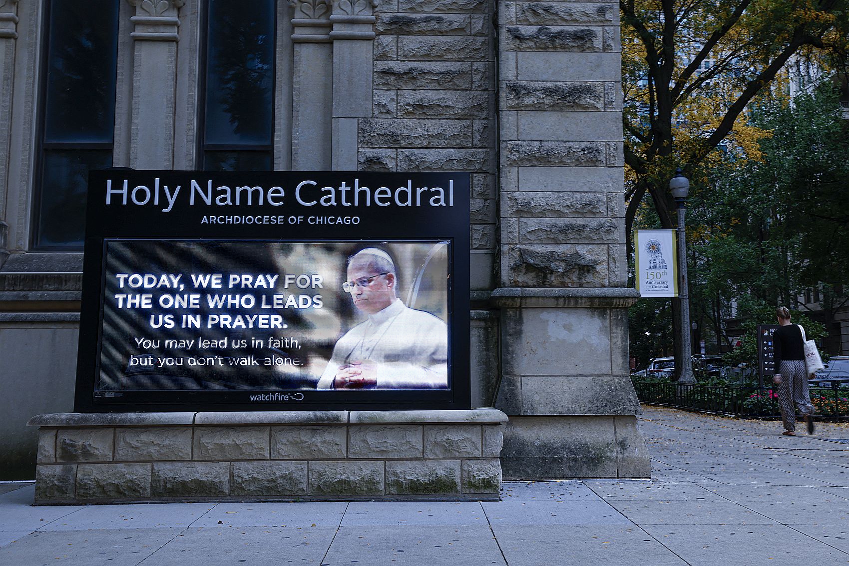 US-POPE-HEALTH-CHICAGO - Startlap XIV. Leó pápa egy digitális kivetítőn az utcán.