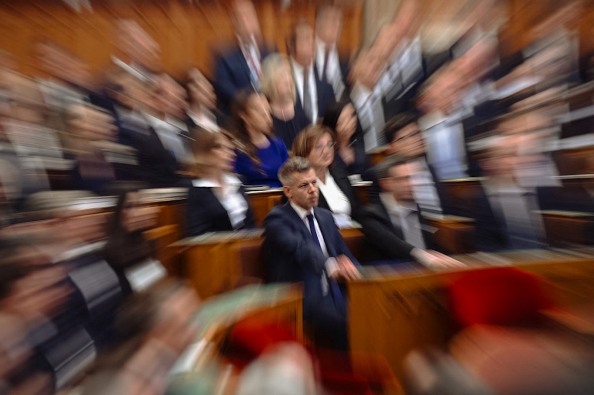 magyar_peter_parlament_ - Startlap Magyar Péter a parlamentben
