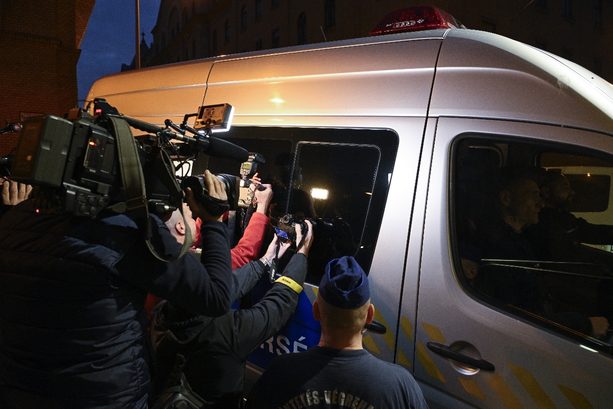 Matolcsy György ülhet egy teljesen lesötétített rendőrautóban