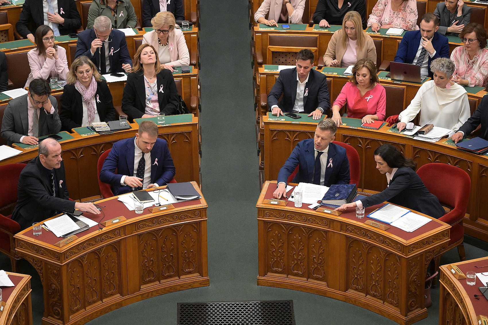 HEGEDÛS Zsolt ORBÁN Anita MAGYAR Péter - Startlap Képviselők szavaznak az Országgyűlés plenáris ülésén