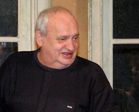képcím