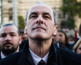 képcím