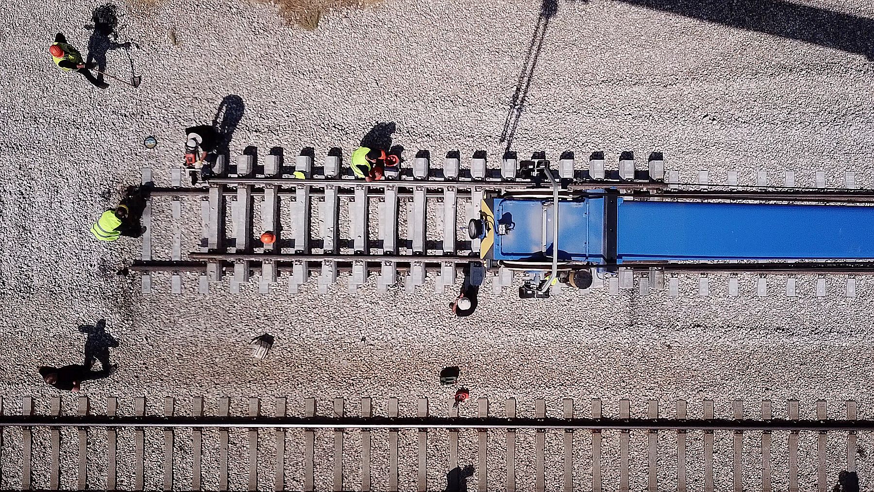 Railroad workers repairing a broken track - Startlap Vasútépítés