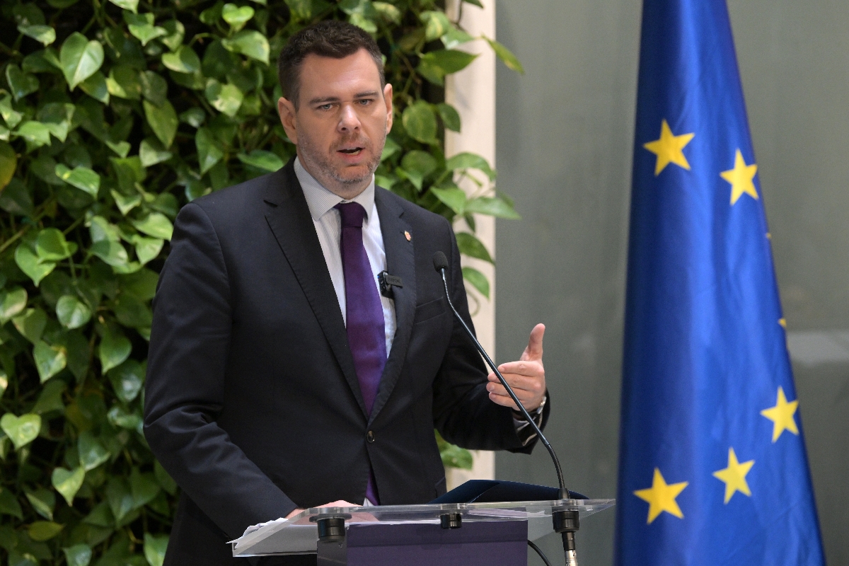Vitézy Dávid közlekedési és beruházási miniszter a Miniszterelnökségen tartott kormány szóvivői tájékoztatón 2026. október 9-én.