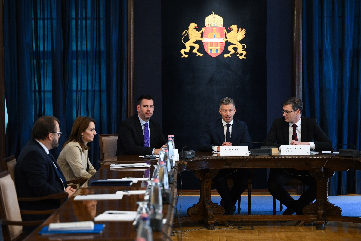 vitezy_magyar_karacsony - Startlap Kármán András pénzügyminiszter, Lõrincz Viktória vidék- és településfejlesztési miniszter, Vitézy Dávid közlekedési és beruházási miniszter, Magyar Péter miniszterelnök és Karácsony Gergely főpolgármester (b-j) a Fővárosi Közfejlesztések Tanácsának ülésén a Városházán 2026. október 1-jén.