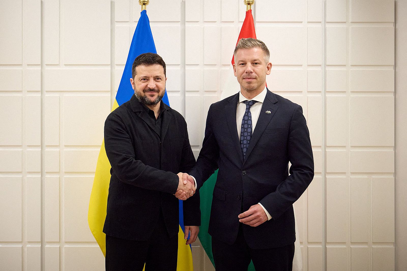 BELGIUM-UKRAINE-RUSSIA-CONFLICT-WAR-DIPLONACY - Startlap Volodimír Zelenszkij kezet fog Magyar Péterrel