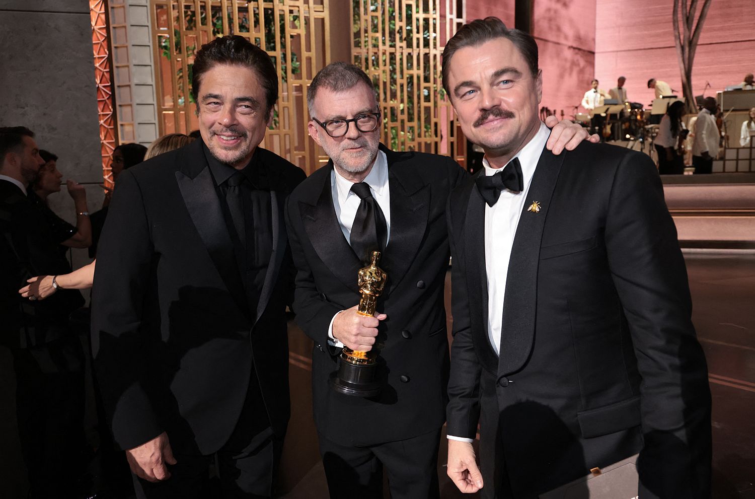 Benicio Del Toro, Paul Thomas Anderson Oscar-díjjal a kezében és Leonardo DiCaprio pózolnak a fotósoknak