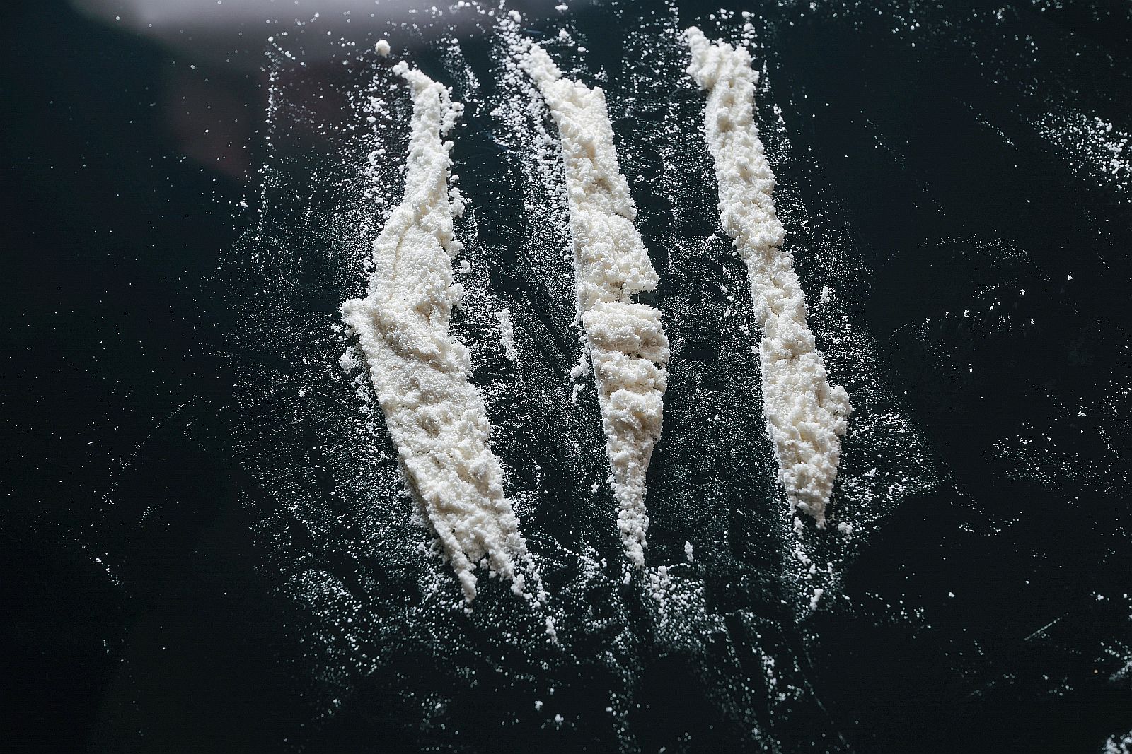 Három fehér porcsík fekete felületen