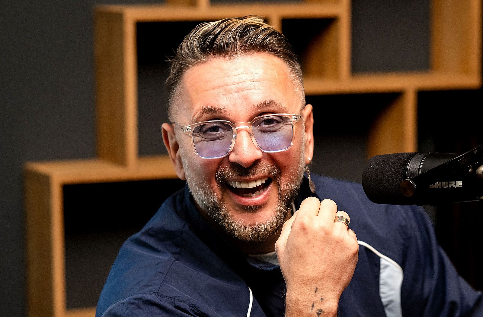 Majka nevet egy stúdióban